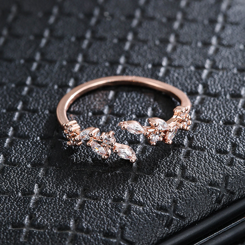 Lunira | Women's elegant leaf ring with zirconia | Gold
