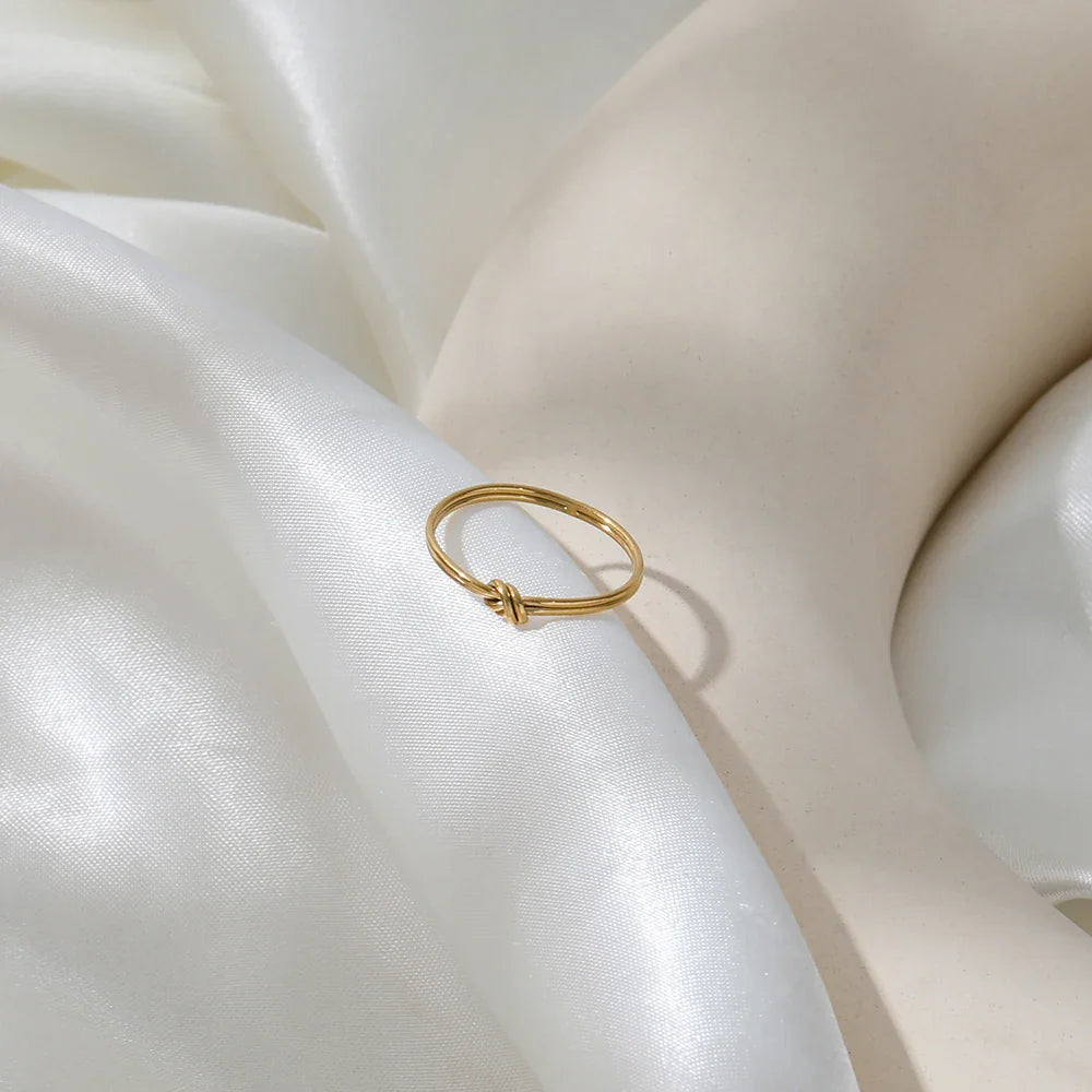 The Lumi Knot Ring