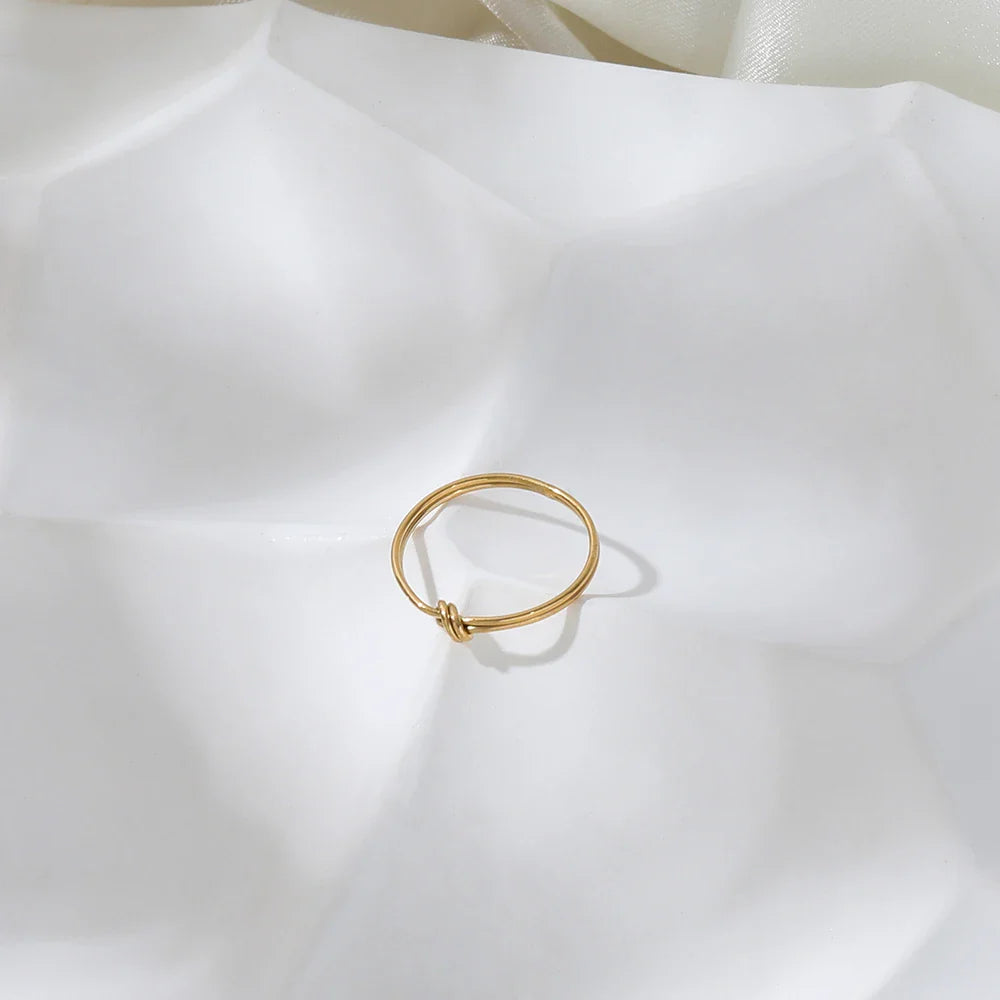 The Lumi Knot Ring