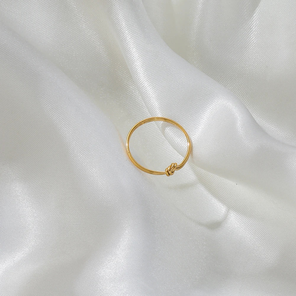 The Lumi Knot Ring
