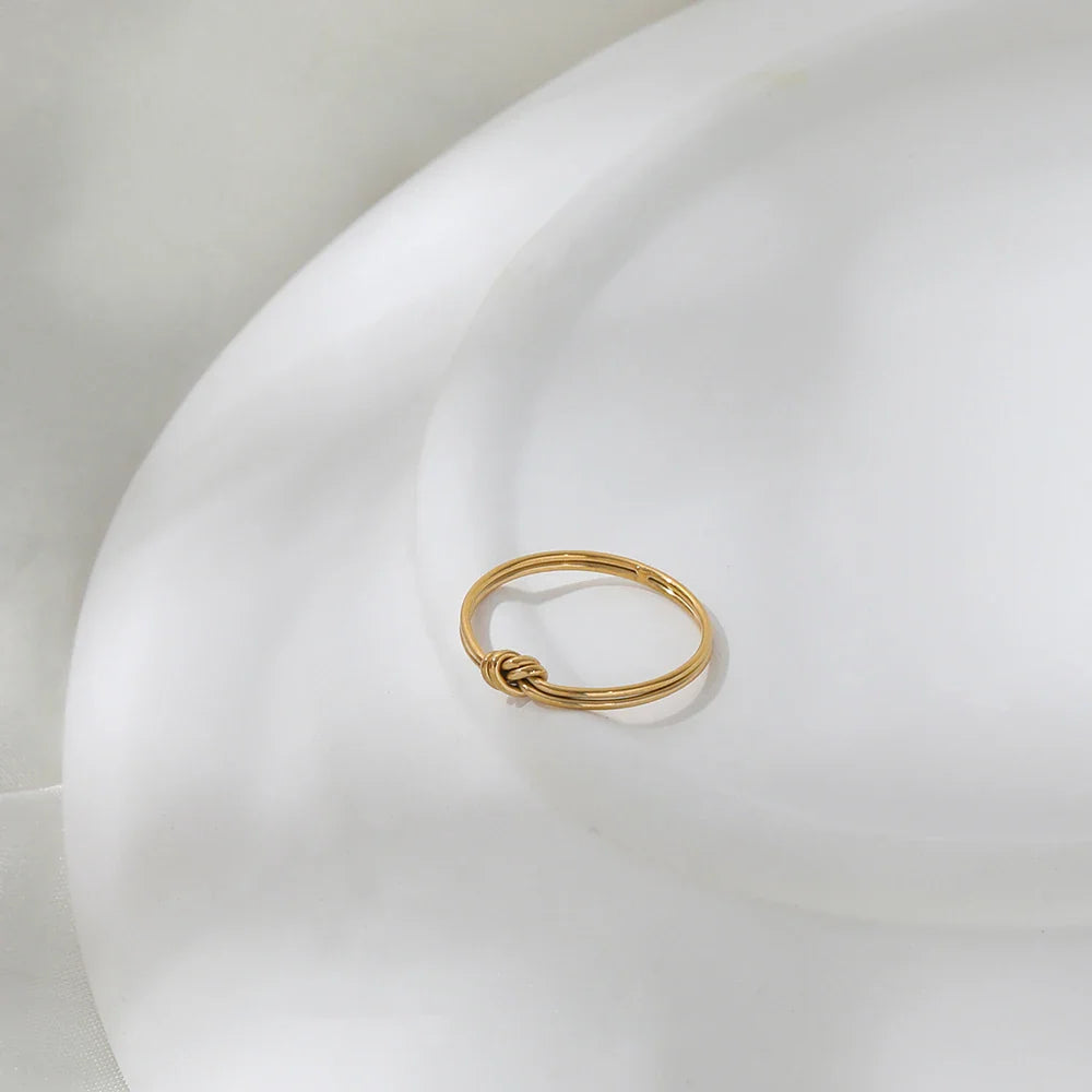 The Lumi Knot Ring