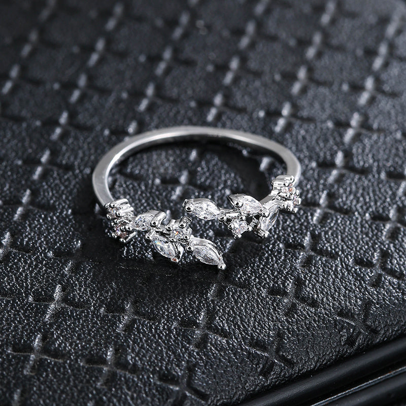 Lunira | Women's elegant leaf ring with zirconia | Gold