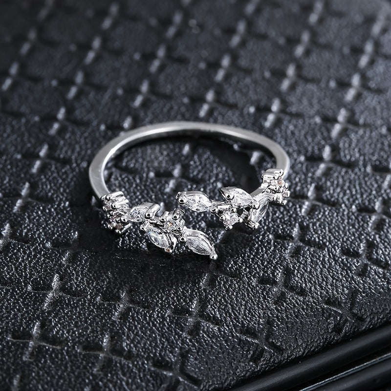 Lunira | Women's elegant leaf ring with zirconia | Gold