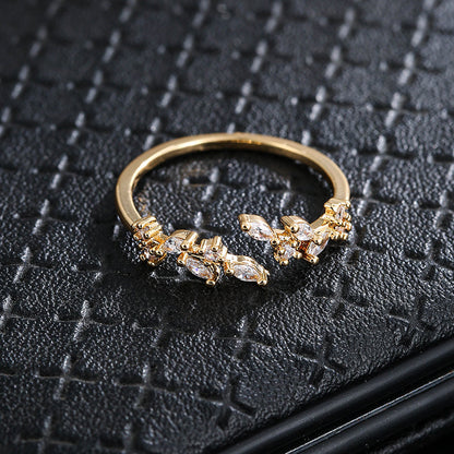 Lunira | Women's elegant leaf ring with zirconia | Gold