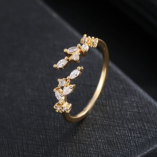 Lunira | Women's elegant leaf ring with zirconia | Gold