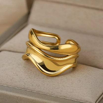 Goudkleurige ring met een elegant golvend design. Deze stijlvolle ring van VeroLux voegt een luxe en verfijnde touch toe aan elke outfit. Perfect voor zowel dagelijks gebruik als bijzondere gelegenheden.