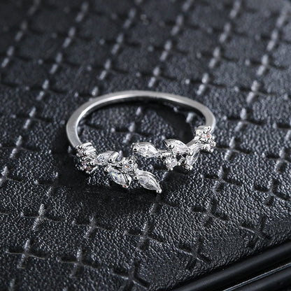 Lunira | Women's elegant leaf ring with zirconia | Gold