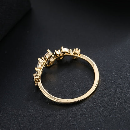 Lunira | Women's elegant leaf ring with zirconia | Gold
