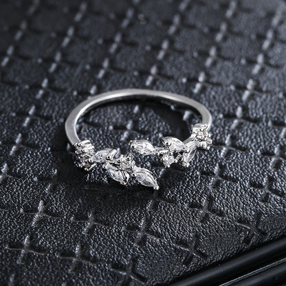 Lunira | Women's elegant leaf ring with zirconia | Gold